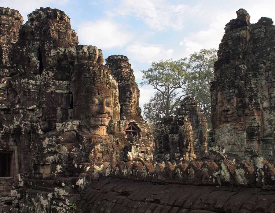 Ghé thăm các ngôi đền ngoại vi: Ta Prohm và Bayon